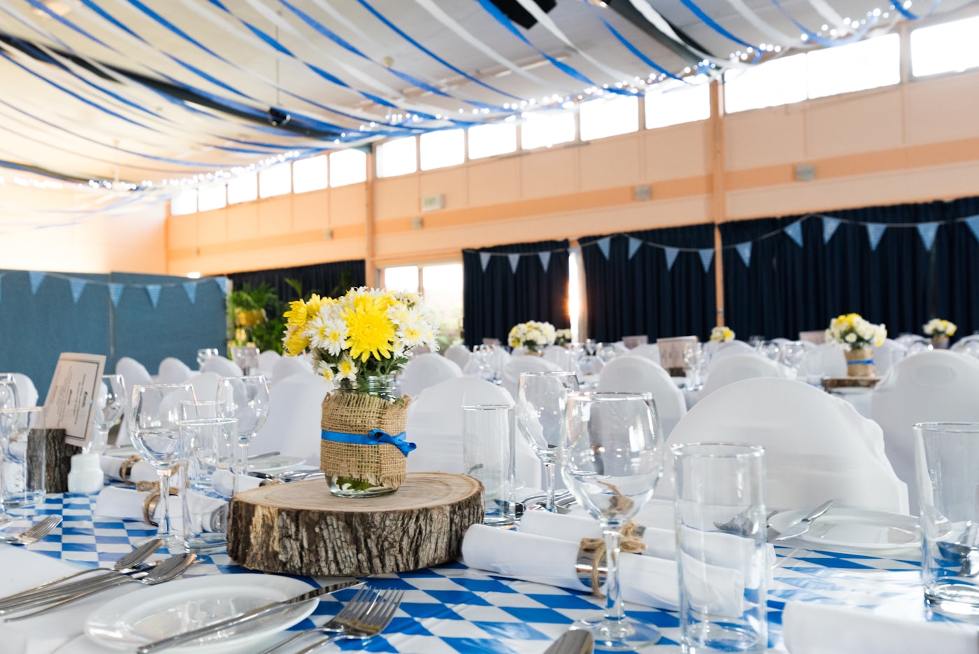 Mesa elegante preparada para evento